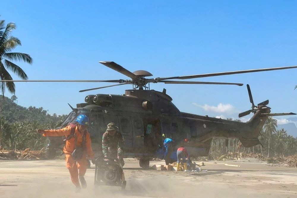 Petugas PLN bersama Personel TNI melakukan pendistribusian material tower, genset, dan bantuan di wilayah Bireuen, Aceh menggunakan helikopter, Minggu (30/11). Saat ini, PLN terus berkolaborasi dengan seluruh pihak untuk mendorong percepatan recovery