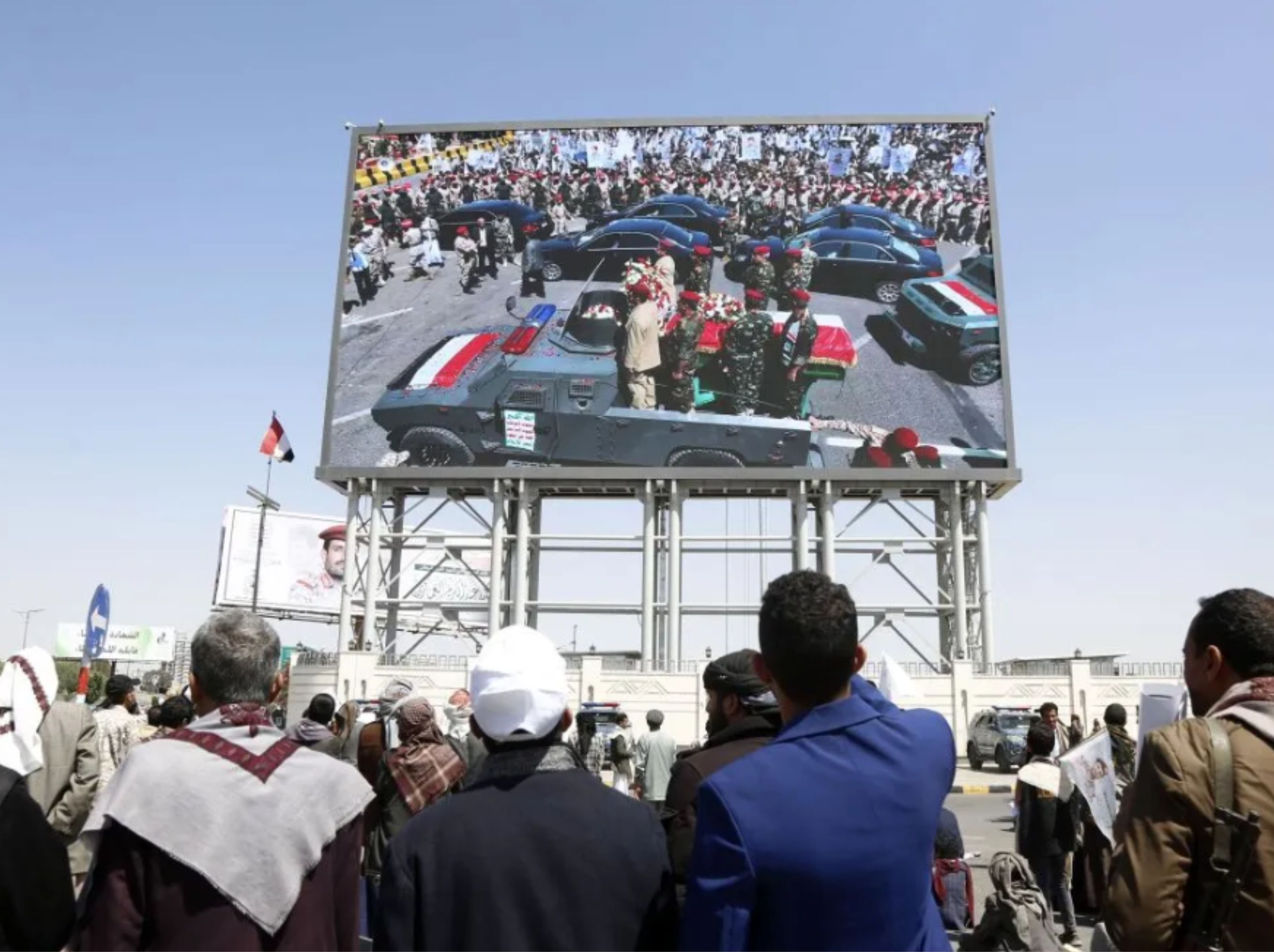 Arsip foto - Orang-orang menonton layar besar yang menayangkan pemakaman mereka yang tewas dalam serangan udara Israel ke kelompok Houthi baru-baru ini di Sanaa, Yaman, Senin (20/10/2025). ANTARA/Xinhua/Mohammed Mohammed <b>(Arsip foto - Orang-orang menonton layar besar yang menayangkan pemakaman mereka yang tewas dalam ser)</b>