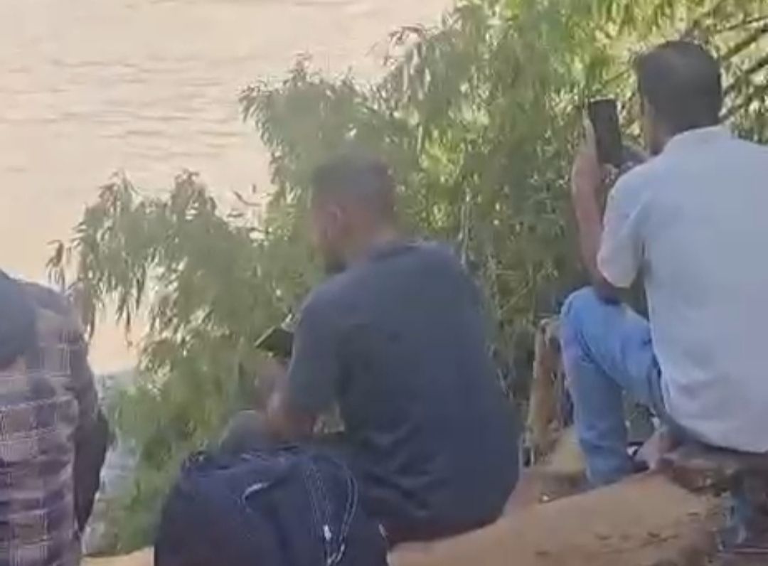 Warga korban bencana menggunakan internet Starlink. 