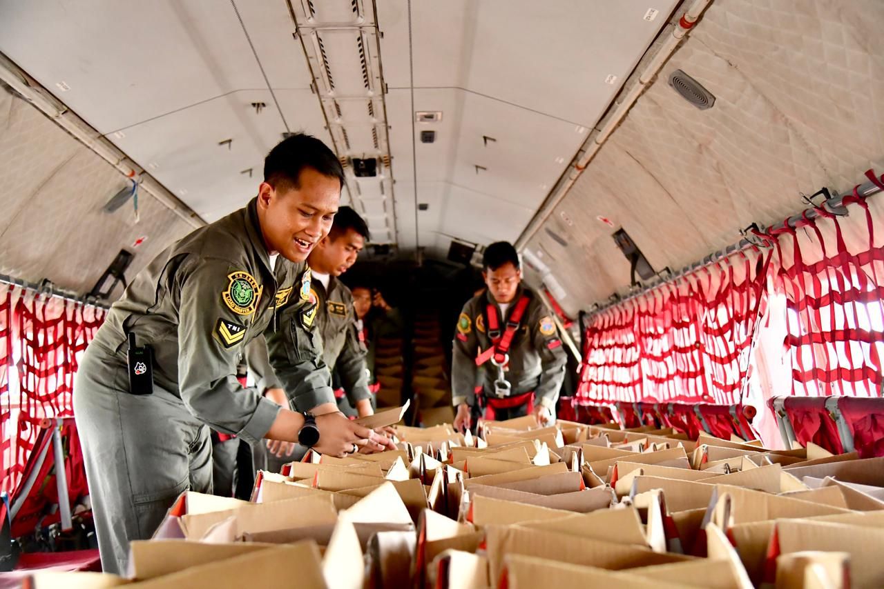 TNI Terjunkan 90 Helibox Sembako ke Desa Terisolasi di Tapanuli Utara <b>(Puspen TNI)</b>