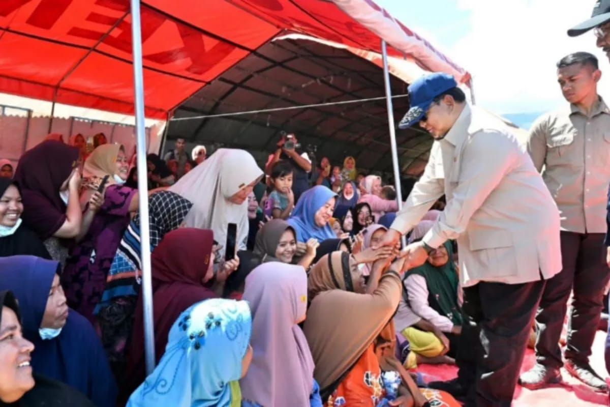 Presiden Prabowo Subianto melakukan meninjau lokasi terdampak banjir di Kutacane, Kabupaten Aceh Tenggara, Aceh, Senin 1 Desember 2025. ANTARA/Instagram/@Sekretariat.kabinet <b>(Antara)</b>