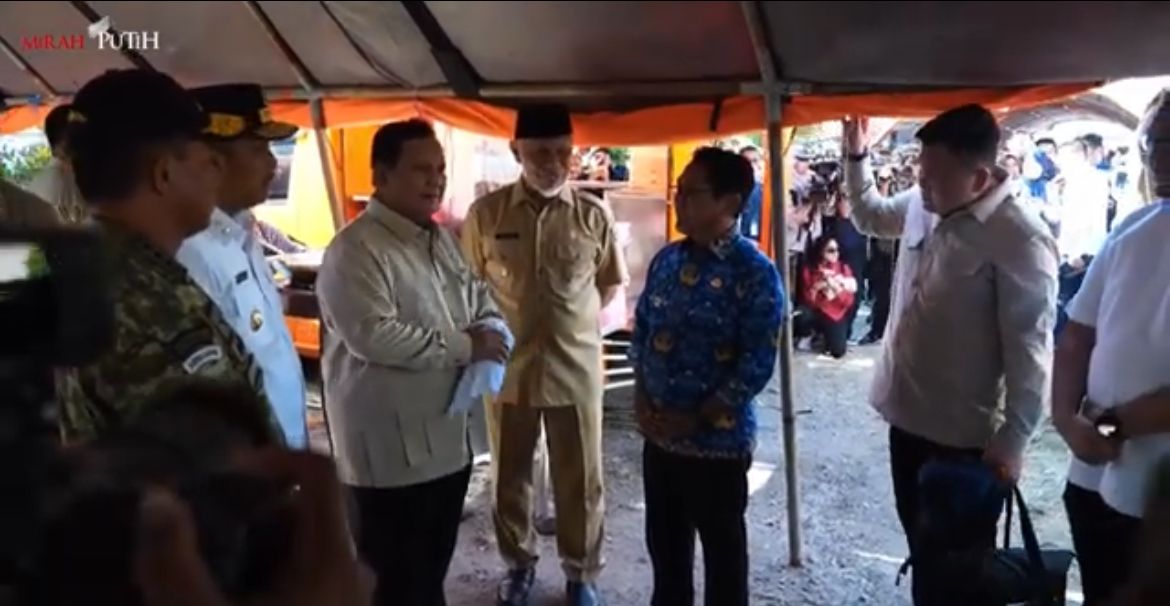 Presiden Prabowo Subianto menyambangi pengungsi banjir di Kabupaten Padang Pariaman, Sumatera Barat (Sumbar) <b>(Setpres)</b>