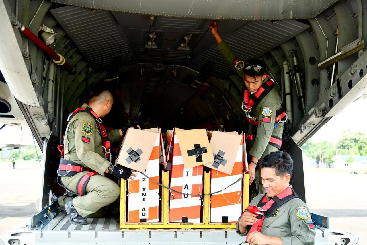 TNI Terjunkan 90 Helibox Sembako ke Desa Terisolasi di Tapanuli Utara <b>(Puspen TNI)</b>