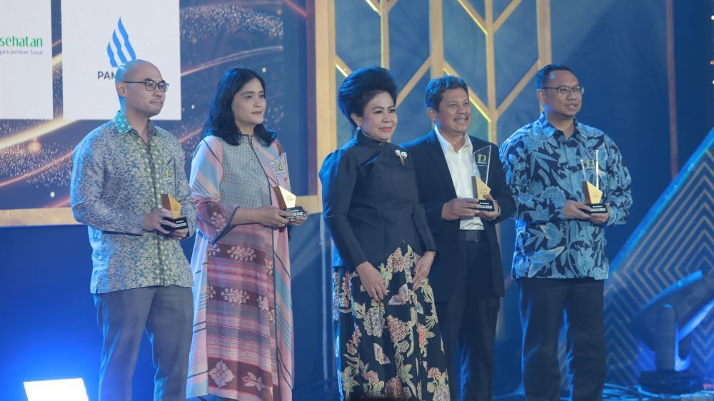 Ibu Presiden Komisaris NT Corp Lince Berliana Tobing bersama para penerima Anugerah Bakti Nusantara 2025 Bidang Kesehatan