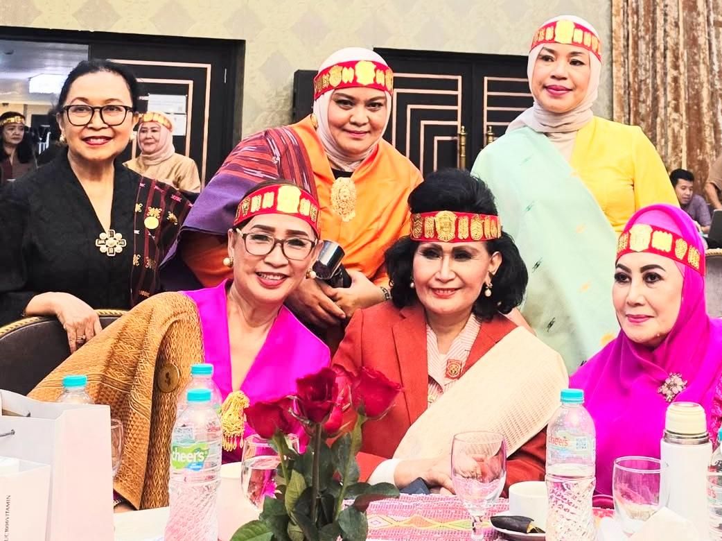 Organisasi Jiwa Perempuan Indonesia (Jipindo) dalam acara &ldquo;Inovasi dan Kreativitas dalam Desain Ulos, Jakarta.  <b>(Istimewa)</b>