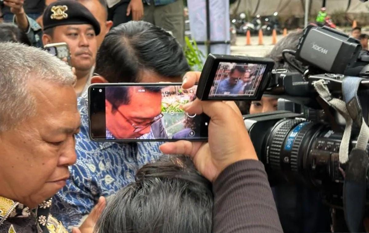 Mantan Gubernur Jawa Barat Ridwan Kamil (kedua kiri) setelah menjalani pemeriksaan di Gedung Merah Putih KPK, Jakarta, Selasa 2 Desember 2025. (ANTARA/Rio Feisal) <b>(Antara)</b>
