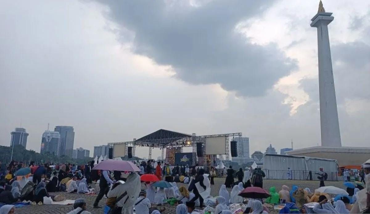 Sejumlah peserta Reuni Akbar 212 saat berada di kawasan Monas, Jakarta, Selasa 2 Desember 2025. ANTARA/Khaerul Izan <b>(Antara)</b>