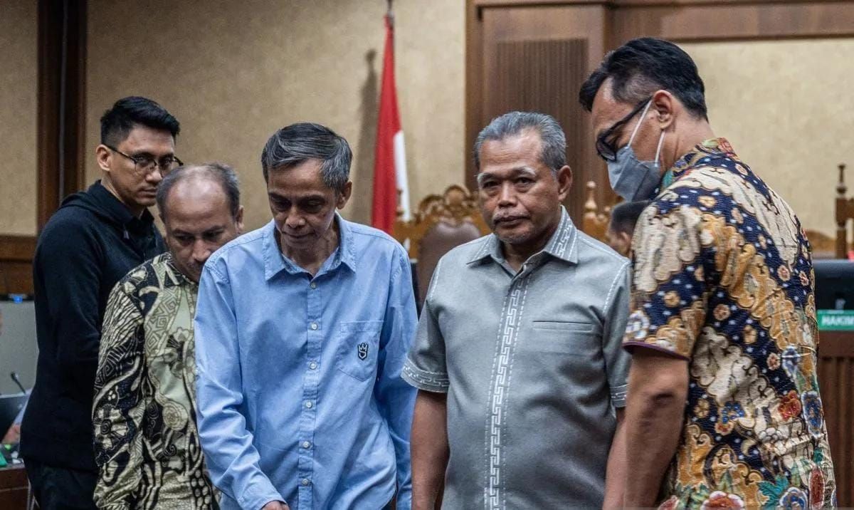 Terdakwa kasus dugaan suap terhadap putusan lepas perkara korupsi pemberian fasilitas ekspor minyak sawit mentah (CPO) Muhammad Arif Nuryanta (kanan), Djuyamto (kedua kanan), Agam Syarif Baharudin (tengah), Ali Muhtarom (kedua kiri) dan Wahyu Gunawan <b>(Antara)</b>