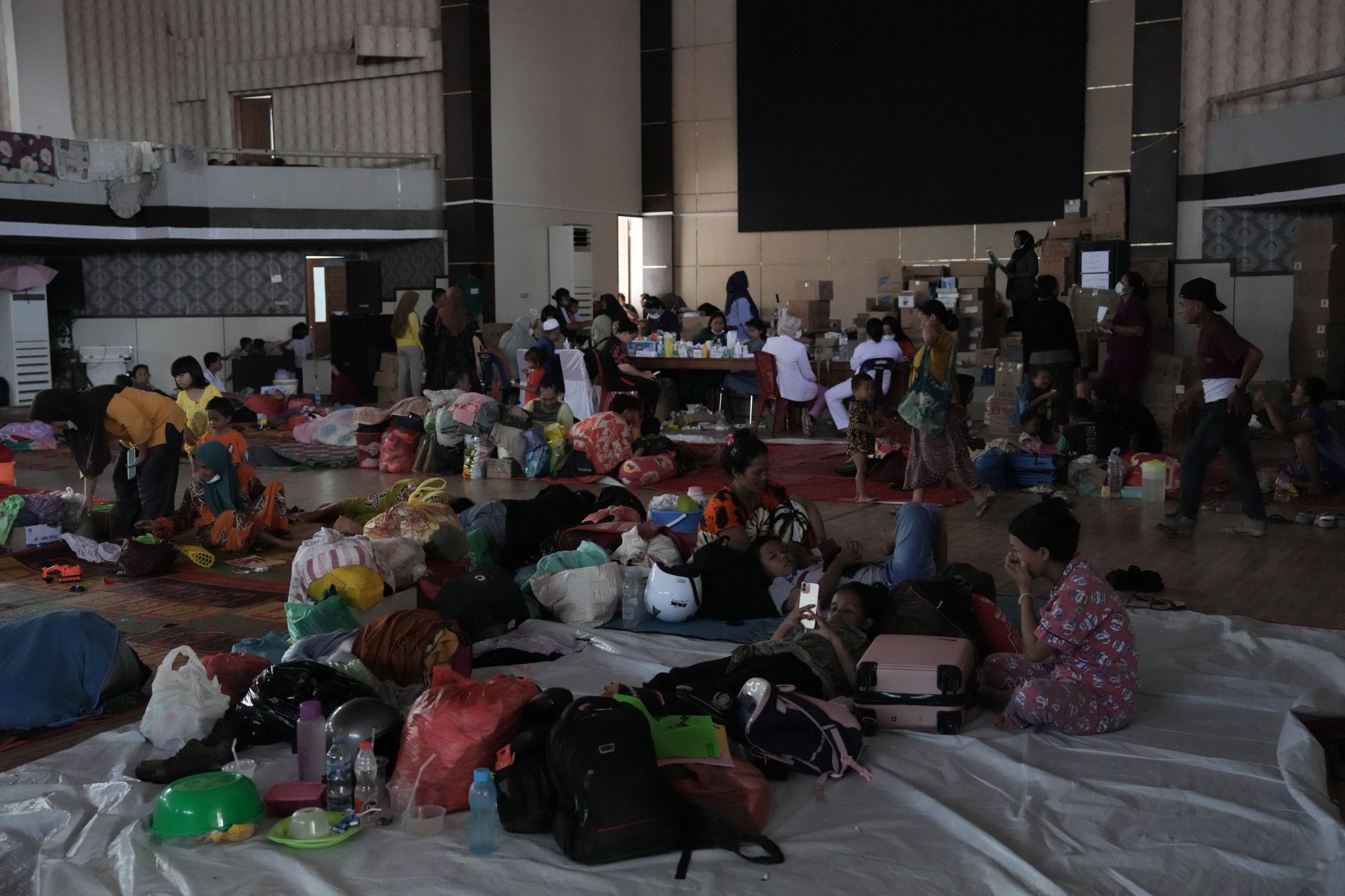 Tempat pengungsian banjir di GOR Pandan, Tapanuli Tengah <b>(Istimewa)</b>