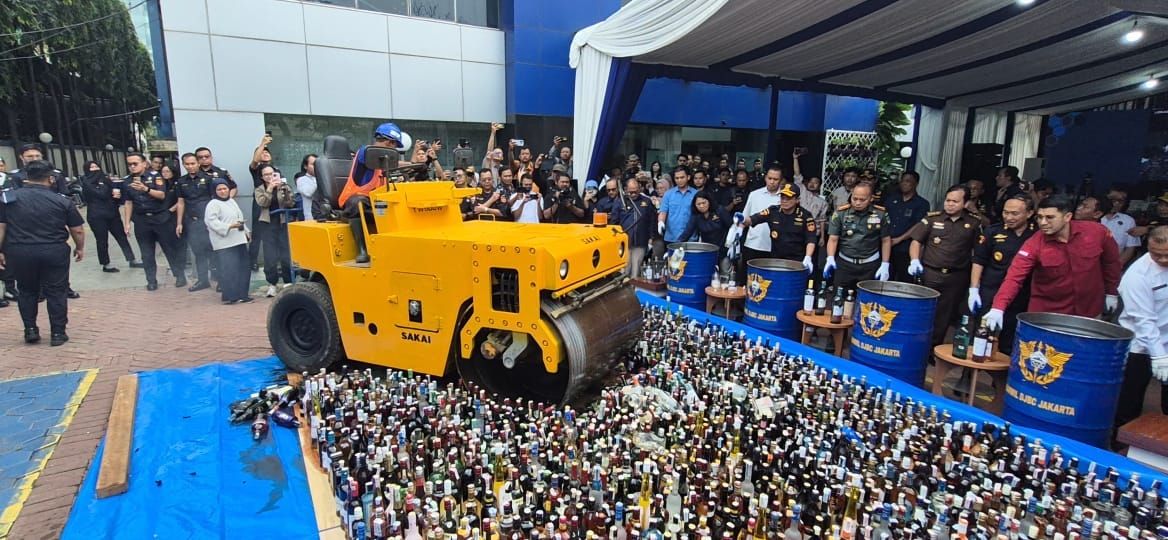 Kantor Wilayah Bea Cukai Jakarta melakukan pemusnahan barang hasil penindakan berupa rokok dan miras ilegal pada Rabu 3 Desember 2025. 