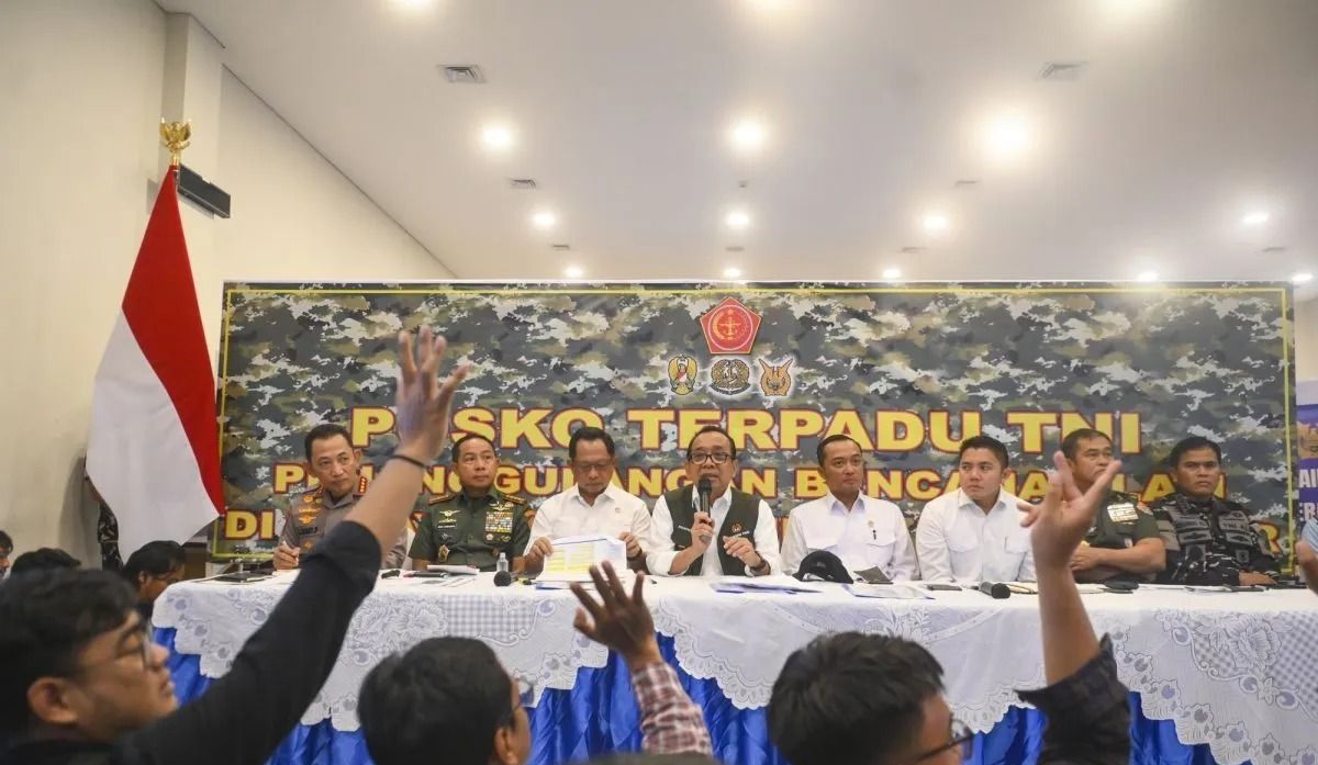 Menko PMK Pratikno (keempat kiri) bersama Mensesneg Prasetyo Hadi (keempat kanan), Mendagri Tito Karnavian (ketiga kiri), Seskab Teddy Indra Wijaya (ketiga kanan), Panglima TNI Jenderal TNI Agus Subiyanto (kedua kiri), Kapolri Jenderal Pol. Listyo Si <b>(Antara)</b>