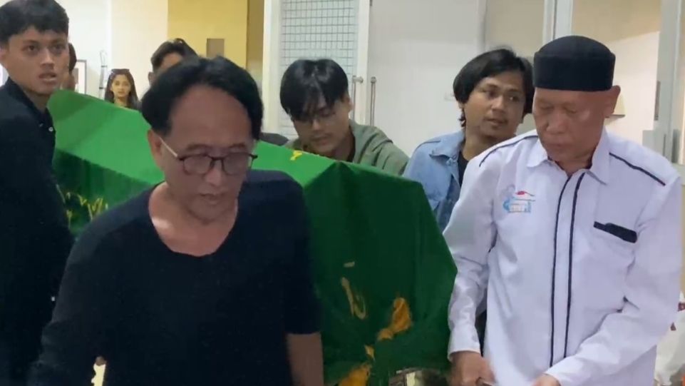 Jenazah Epy Kusnandar dibawa ke rumah duka dari RS PON <b>(NTVNews)</b>