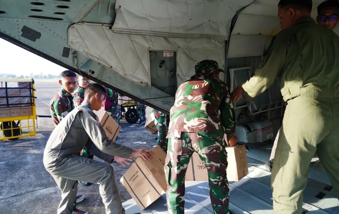 Bantuan logistik berisi makanan serta obat-obatan bagi warga yang terdampak bencana sumatera <b>(Istimewa)</b>