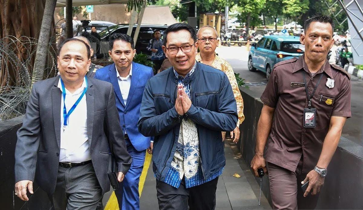 Mantan Gubernur Jawa Barat Ridwan Kamil (tengah) tiba untuk menjalani pemeriksaan di Gedung Merah Putih KPK, Jakarta, Selasa (2/12/2025). Penyidik KPK melakukan pemanggilan kepada Ridwan Kamil untuk diperiksa sebagai saksi dalam kapasitasnya semasa m <b>(Antara)</b>