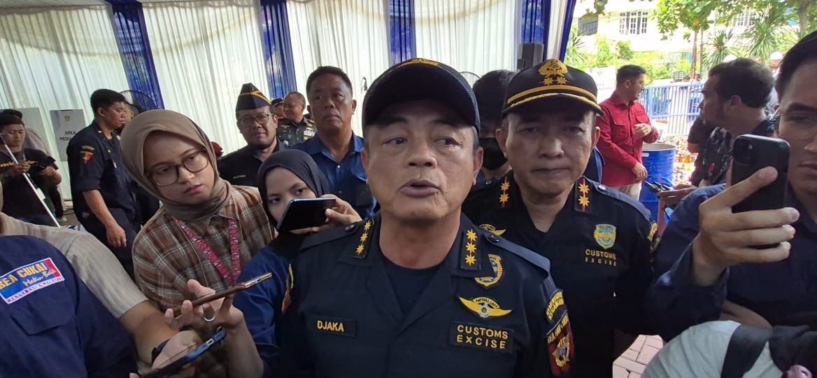 Direktur Jenderal Bea Cukai (DJBC) Kementerian Keuangan Djaka Budhi Utama buka suara menanggapi ancaman Menteri Keuangan Purbaya Yudhi Sadewa yang menyebut opsi pembekuan Direktorat Jenderal Bea Cukai. <b>(Ntvnews.id-Muslimin Trisyuliono )</b>