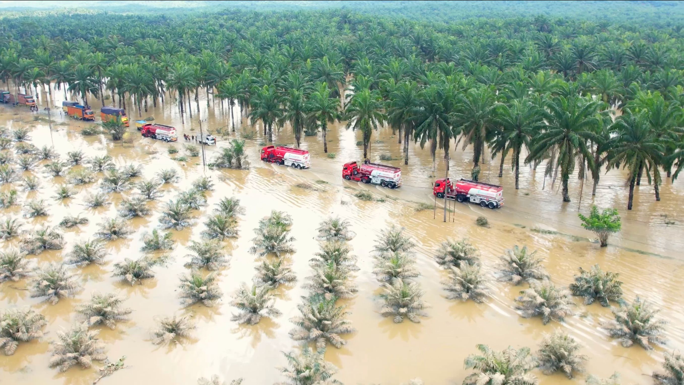 Truk Tangki Pertamina menembus lokasi banjir di wilayah Aceh Tamiang.  <b>(Dok. Badan Komunikasi Pemerintah)</b>