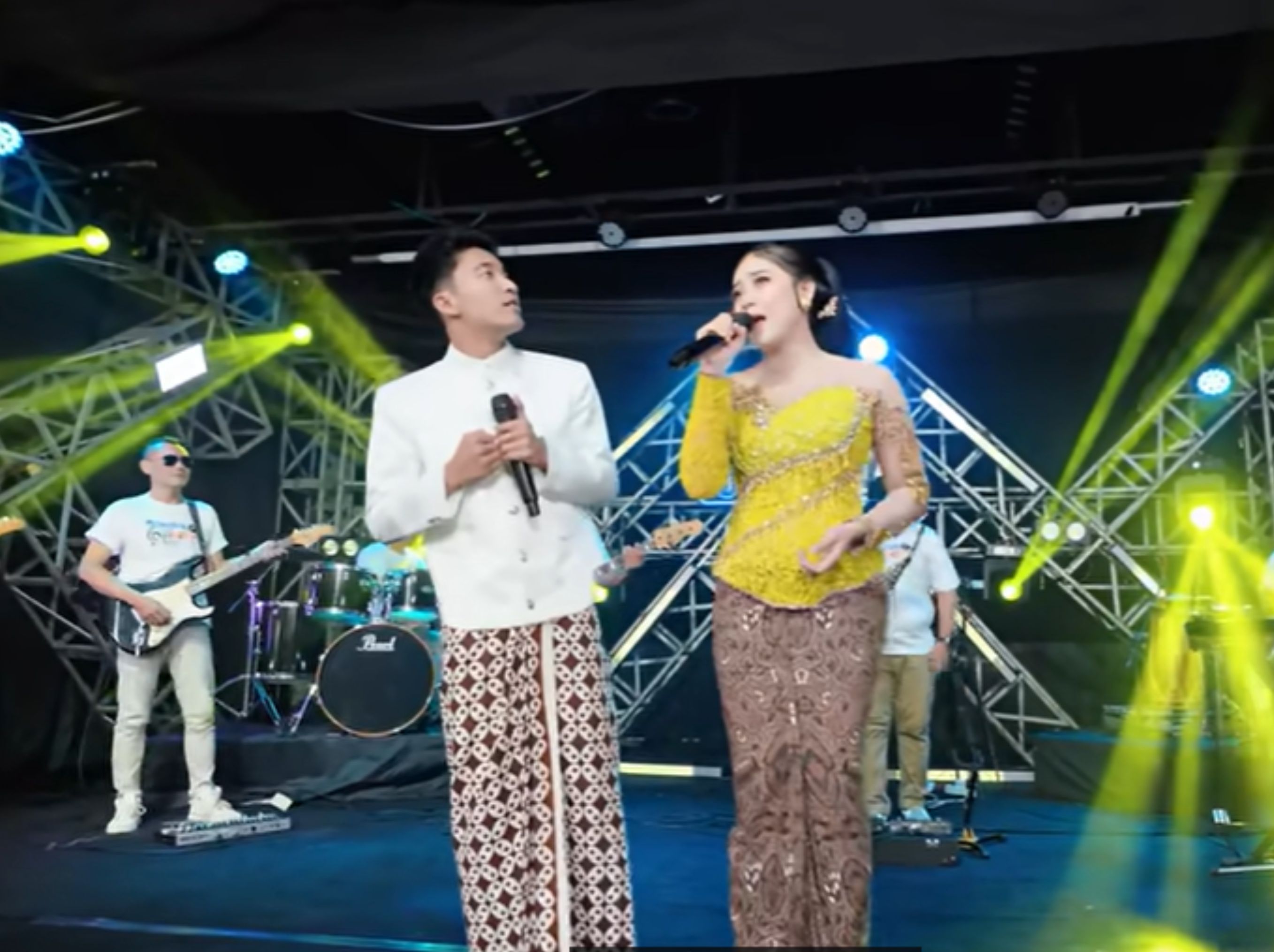 Silvy Kumalasari Ft SadewoK - Ropang (Official Music Video) Aku Pancen Ora Sempurna, Gampang Terluka <b>(YOUTUBE BERKAH TALENTA)</b>