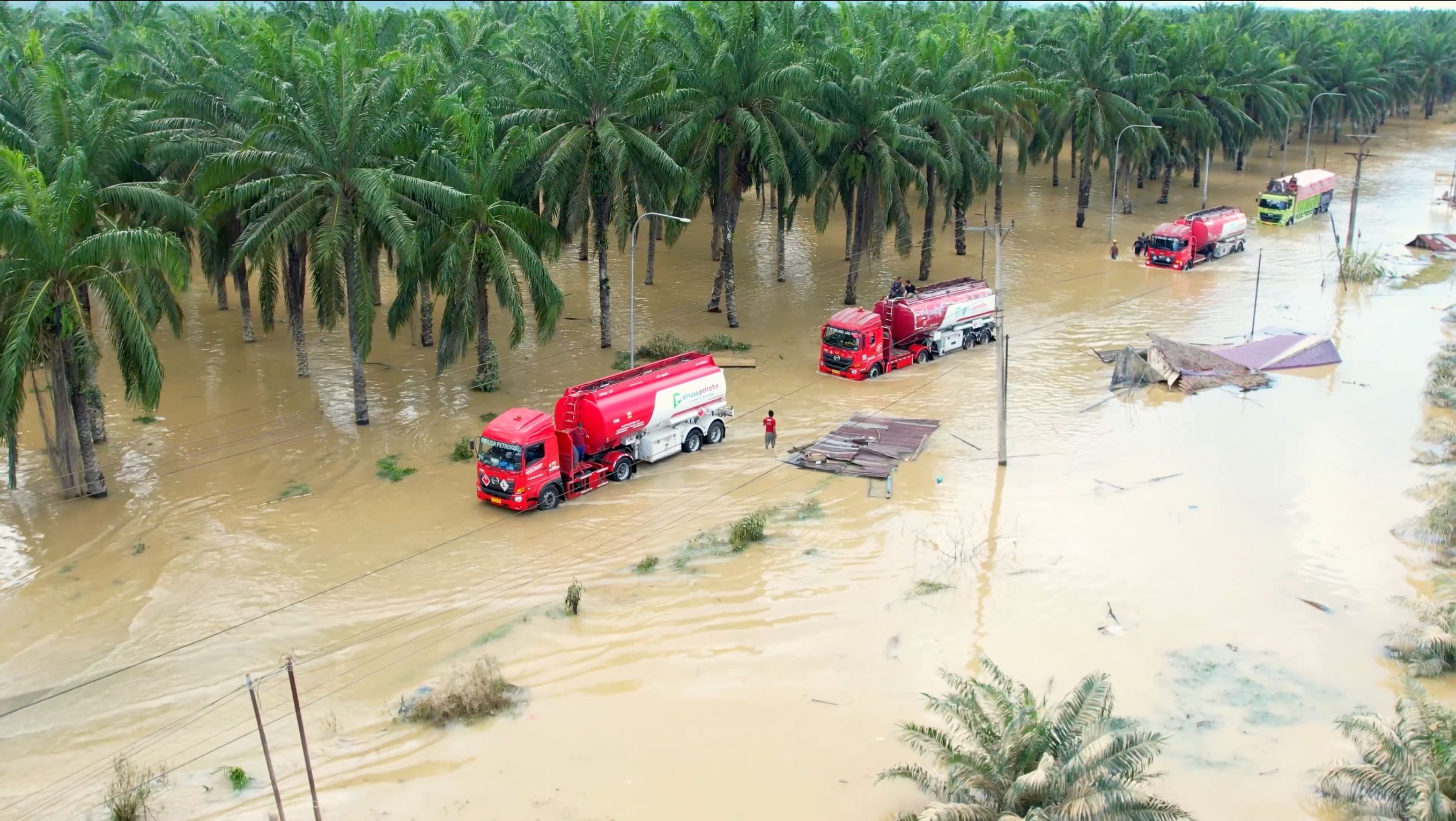 Truk Tangki Pertamina di lokasi banjir Aceh Tamiang. <b>(Dok. Badan Komunikasi Pemerintah)</b>
