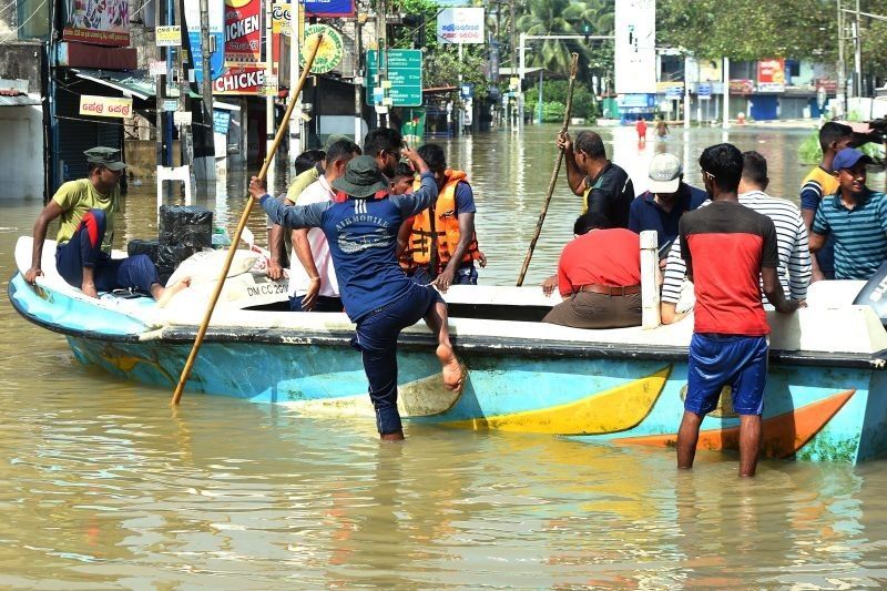 Orang-orang yang terkena dampak banjir diangkut ke daerah aman dengan perahu di Kolombo, Sri Lanka, pada 1 Desember 2025. ANTARA/Xinhua/Gayan Sameera <b>(Antara)</b>