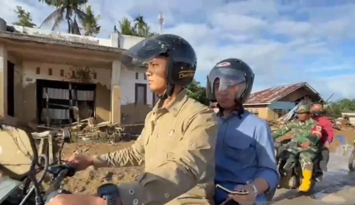 Wakil Presiden Gibran Rakabuming Raka menaiki motor trail untuk mengunjungi lokasi terdampak bencana banjir bandang dan longsor di Kabupaten Agam, Sumatera Barat, Kamis 4 Desember 2025. ANTARA/Mentari Dwi Gayati. <b>(Antara)</b>