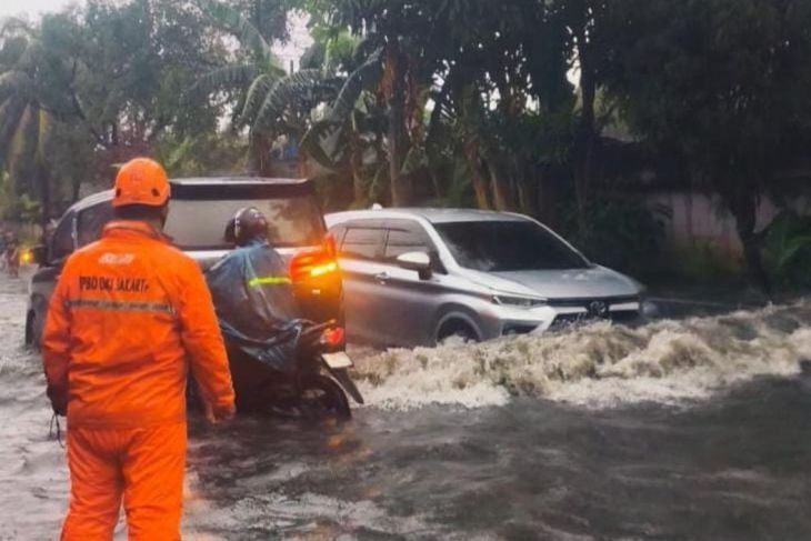 Petugas memantau banjir rob yang merendam ruas jalan pada Kamis, 4 Desember 2025. (ANTARA/HO-BPBD) <b>(Antara)</b>