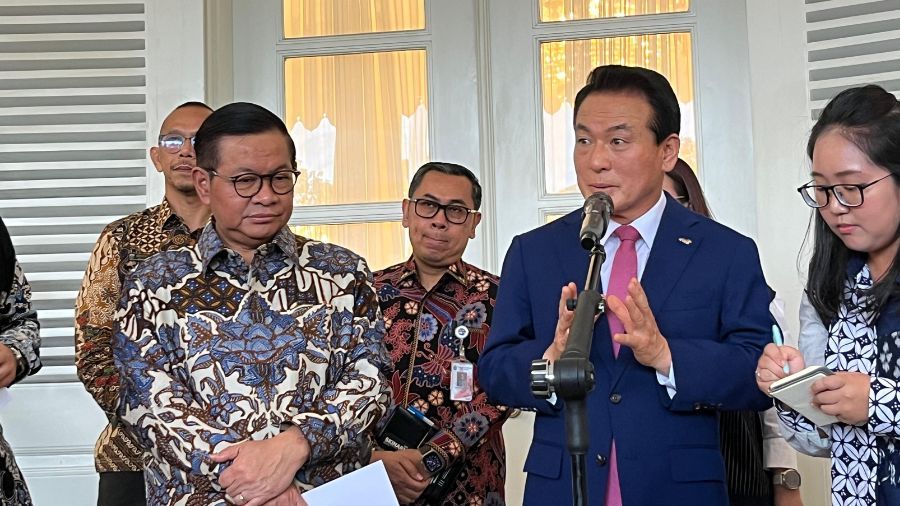 Pramono Anung dan Baek Sung-Hyeon <b>(NTVNews.id/ Adiansyah)</b>