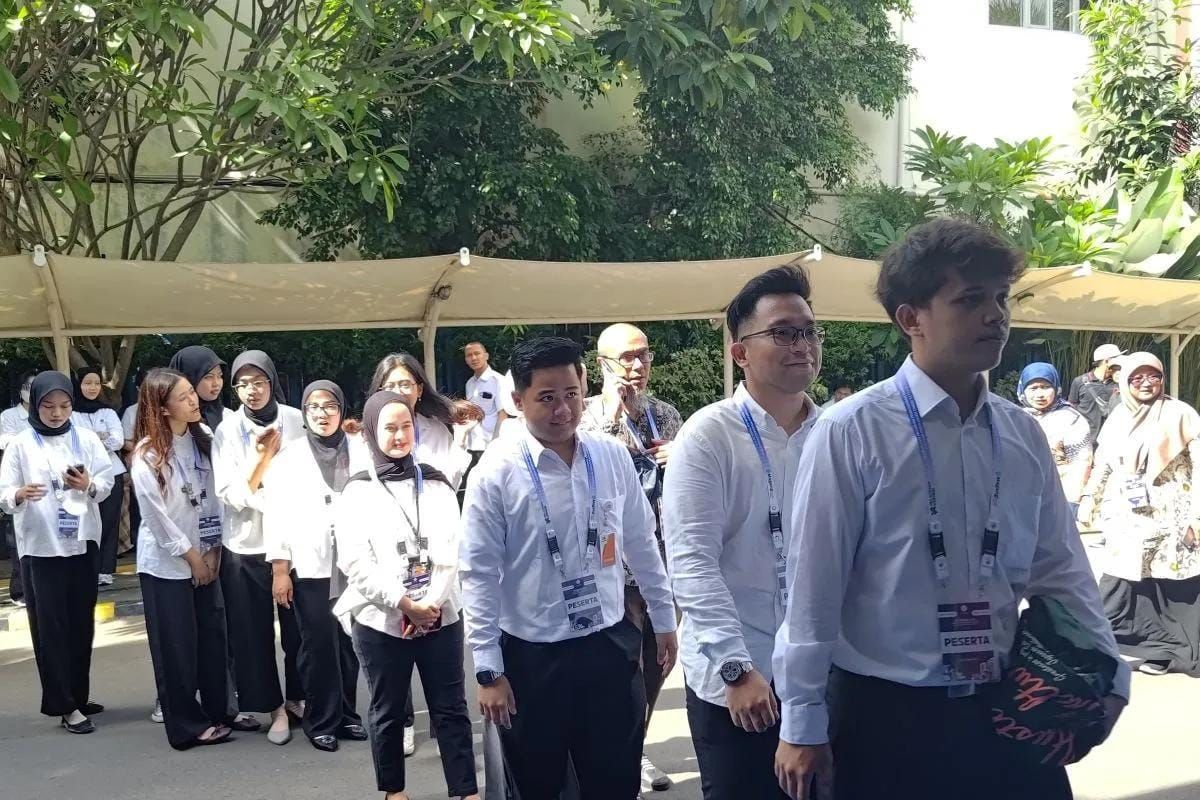 Peserta Magang Nasional Batch 2 mengantre masuk ke dalam acara pembukaan di wilayah Kantor Kementerian Ketenagakerjaan (Kemnaker), Jakarta, Rabu 26 November 2025. ANTARA/Aria Ananda. <b>(Antara)</b>