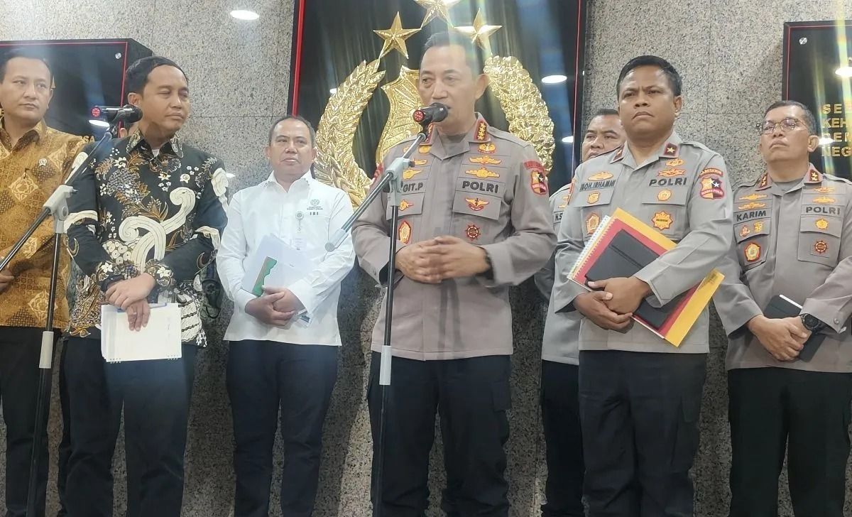 Kapolri Jenderal Pol. Listyo Sigit Prabowo (tengah) bersama Menteri Kehutanan (Menhut) Raja Juli Antoni (kiri tengah) dan Dirtipidter Bareskrim Polri Brigjen Pol. Moh. Irhamni (kanan tengah) memberikan keterangan pers dalam konferensi pers di Gedung  <b>(Antara)</b>