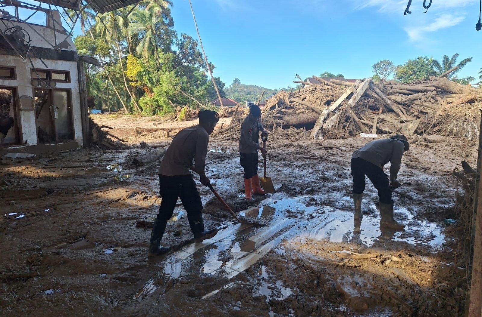 Brimob Polda Sumut membersihkan rumah ibadah pasca bencana. 