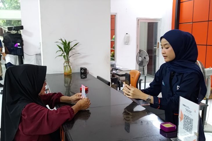 Seorang warga menerima Bantuan Langsung Tunai Sementara Kesejahteraan Rakyat (BLT Kesra) 2025 di loket Kantor Pos Primer Rawamangun, Jakarta, Kamis, 4 Desember 2025. (ANTARA/Aria Ananda) <b>(Antara)</b>