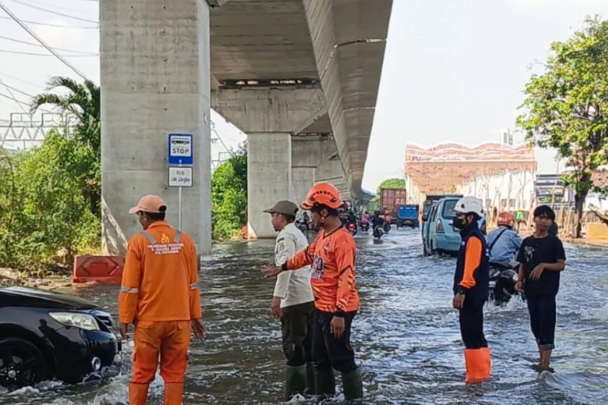 Banjir rob yang terjadi di Jalan RE Martadinata, Papanggo, Tanjung Priok, Jakarta Utara, Jumat 5 Desember 2025.  <b>(Antara)</b>