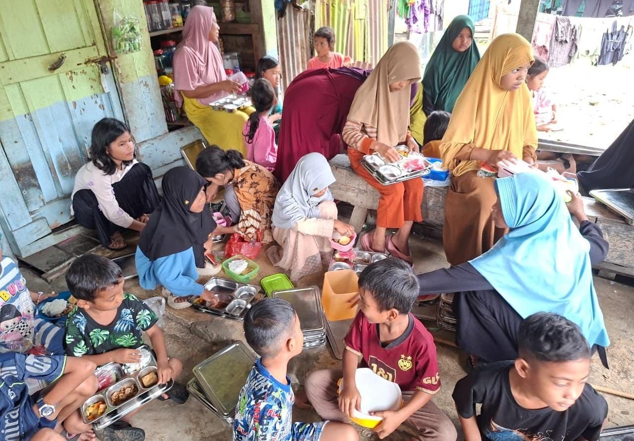 Potret Warga Terdampak Banjir Sedang Mengonsumsi MBG <b>(BGN)</b>