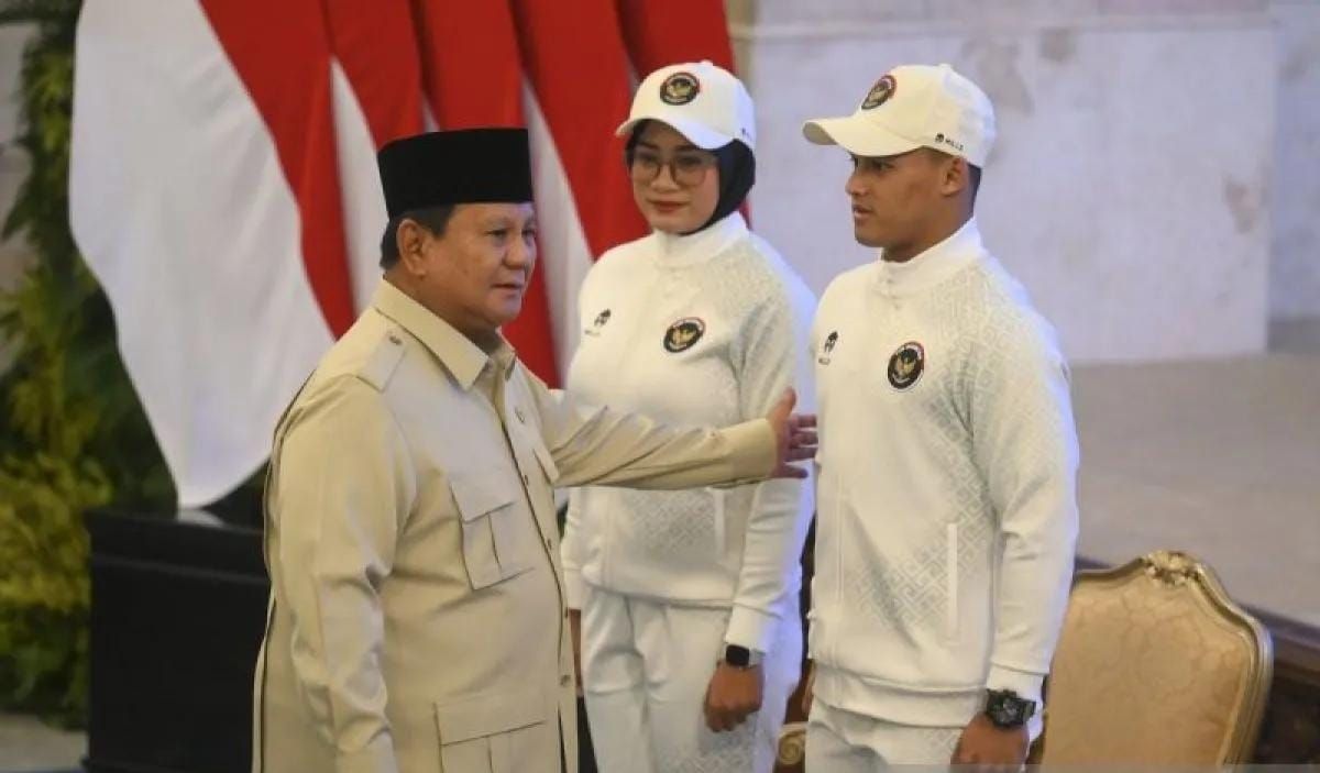 Presiden Prabowo Subianto (kiri) berbincang dengan lifter Rizki Juniansyah (kanan) dan pemanah Diananda Choirunnisa saat pelepasan Kontingen Indonesia pada SEA Games 2025 di Istana Negara, Jakarta, Jumat (5/12/2025). Presiden Prabowo Subianto secara  <b>(Antara)</b>