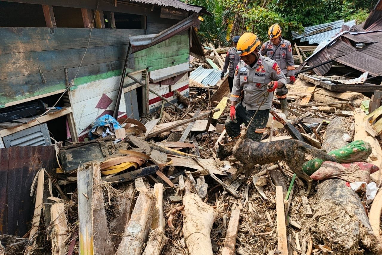 Anjing pelacak Polri menemukan jasad wanita di depan gereja. 