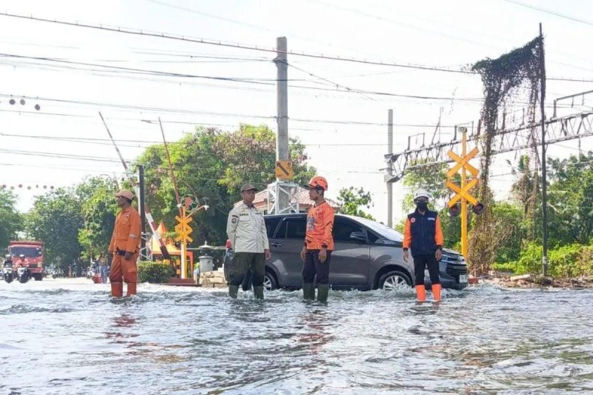 Banjir rob menggenangi ruas jalan RE Martadinata di Kelurahan Papanggo, Kecamatan Jakarta Utara, Jumat 5 Desember 2025. <b>(Antara)</b>