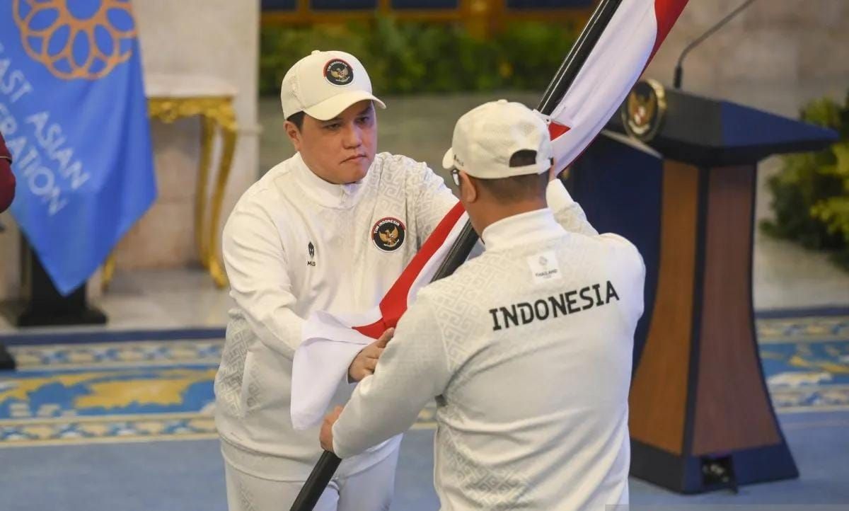 Menpora Erick Thohir (kiri) menyerahkan bendera Merah Putih kepada CdM Kontingen Indonesia Bayu Priawan Djokosoetono saat pelepasan kontingen Indonesia pada SEA Games 2025 di Istana Negara, Jakarta, Jumat (5/12/2025). Tim Indonesia akan menurunkan se