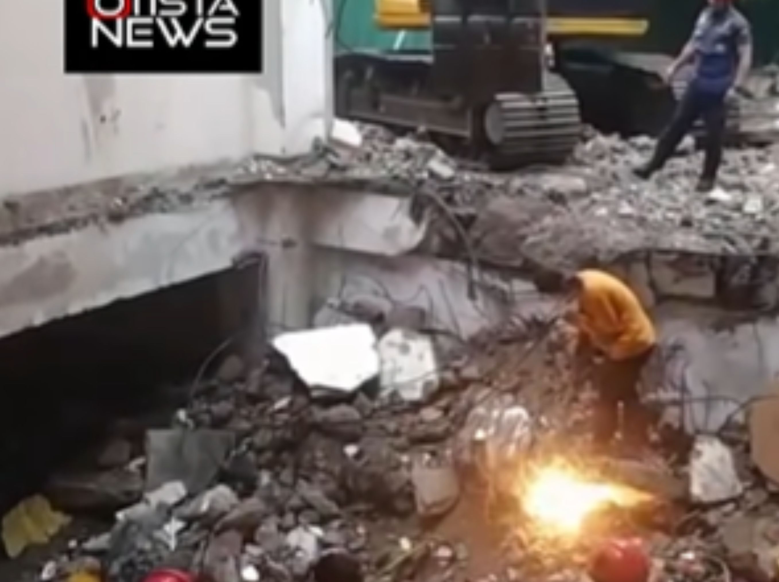 Mandor proyek tewas tertimbun bangunan roboh di Kelapa Gading. Pencarian dramatis berlangsung 10 jam. <b>(kabar otista)</b>