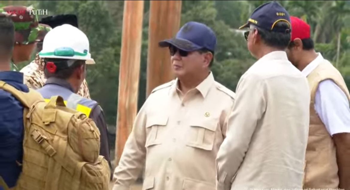 Presiden Prabowo Subianto meninjau langsung kondisi jembatan dan infrastruktur yang terdampak bencana di Kabupaten Bireuen, Aceh <b>(Istimeawa)</b>