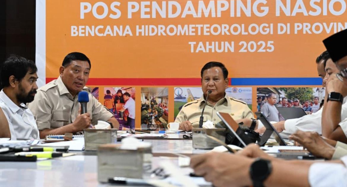  Presiden Prabowo dalam arahannya di Pos Pendamping Nasional Penanganan Bencana Alam Aceh yang berlokasi di Pangkalan TNI AU Sultan Iskandar Muda, Aceh Besar, pada Minggu, 7 Desember 2025. <b>(Setpres)</b>