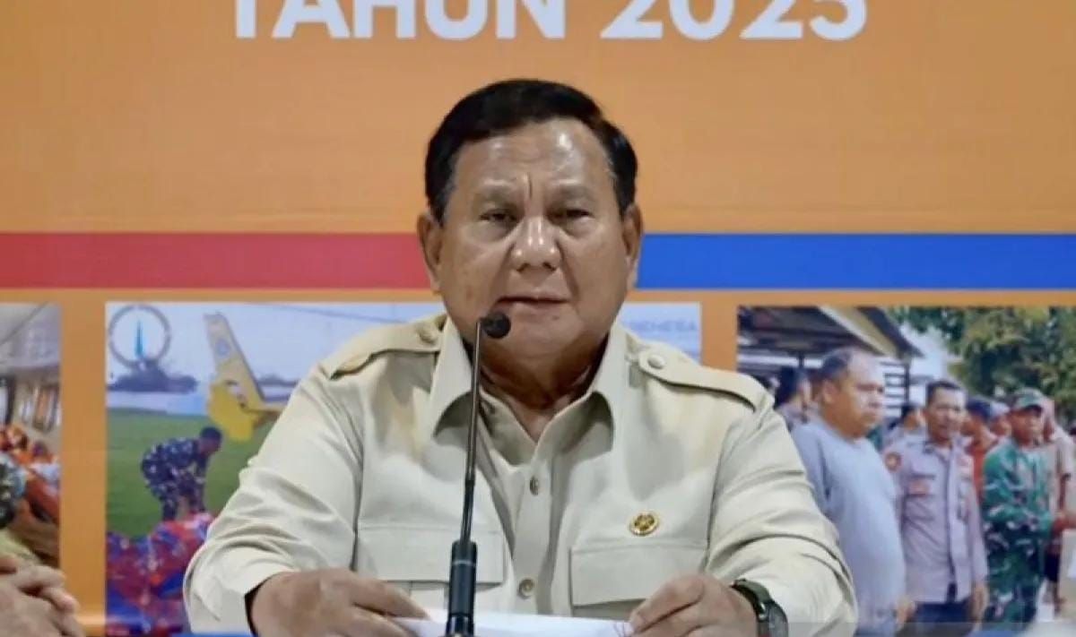 Presiden Prabowo Subianto memimpin rapat koordinasi penanganan dampak banjir bandang dan longsor di Aceh, Sumatera Utara, dan Sumatera Barat di Posko Terpadu Lanud Sultan Iskandar Muda, Kabupaten Aceh Besar, Aceh, Minggu 7 Desember 2025. ANTARA/HO-BP <b>(Antara)</b>