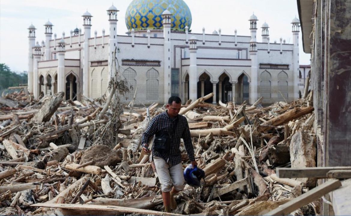 Penampakan Lautan Batang Kayu Penuhi Sekitar Masjid di Aceh Tamiang <b>(Reuters)</b>