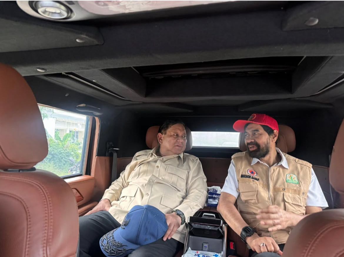 Presiden RI Prabowo Subianto dan Gubernur Aceh Muzakir Manaf meninjau pembangunan Jembatan Bailey Teupin Mane, di Kabupaten Bireuen, Aceh, Minggu 7 Desember 2025 <b>(Istimewa)</b>