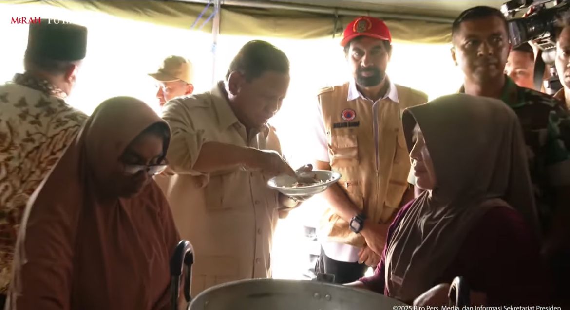 Momen Prabowo Lahap Cicipi Makanan Pengungsi Aceh saat Tinjau Lokasi Bencana di Bireuen <b>(Istimewa)</b>