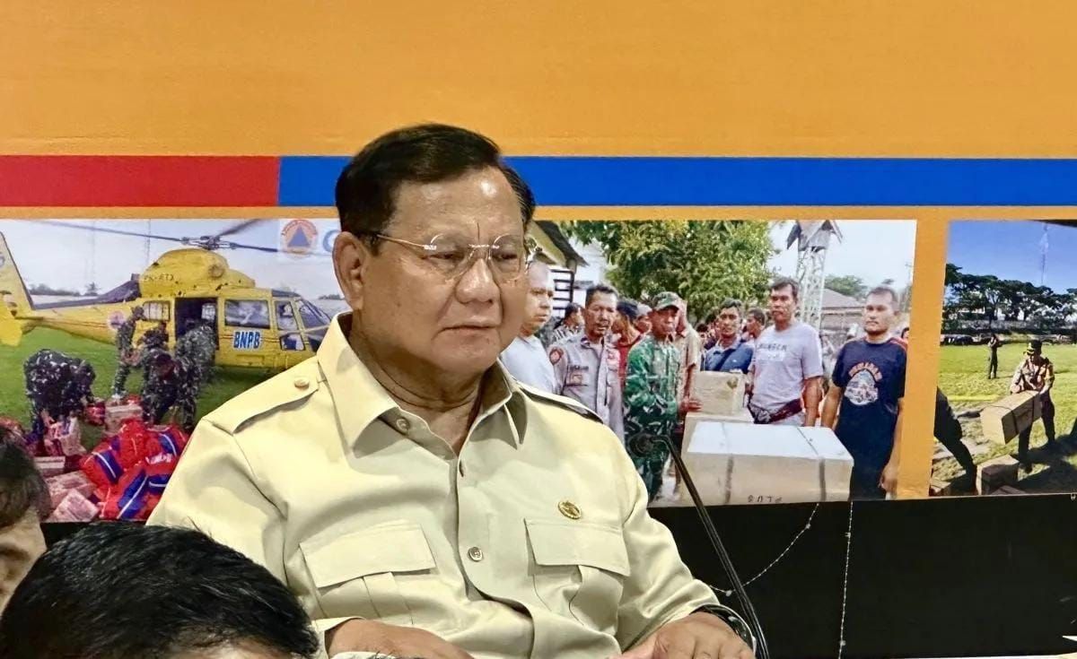 Presiden Prabowo Subianto memimpin rapat koordinasi penanganan dampak banjir bandang dan longsor di Aceh, Sumatera Utara, dan Sumatera Barat di Posko Terpadu Lanud Sultan Iskandar Muda, Kabupaten Aceh Besar, Aceh, Minggu 7 Desember 2025. ANTARA/HO-Do <b>(Antara)</b>