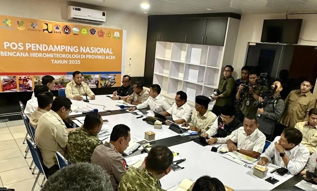 Presiden Prabowo Subianto (tengah) memimpin rapat koordinasi penanganan dampak banjir bandang dan longsor di Aceh, Sumatera Utara, dan Sumatera Barat di Posko Terpadu Lanud Sultan Iskandar Muda, Kabupaten Aceh Besar, Aceh, Minggu 7 Desember 2025. ANT <b>(Antara)</b>