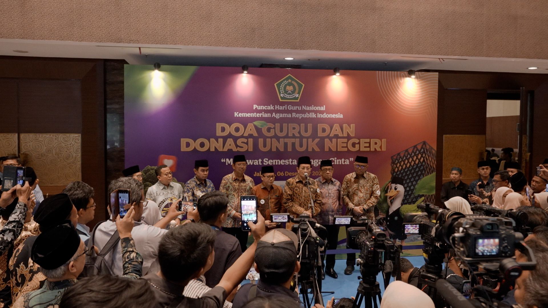 Menag Serahkan Rp155,5 Miliar untuk Korban Bencana di Aceh, Sumut, dan Sumbar <b>(Kementerian Agama)</b>