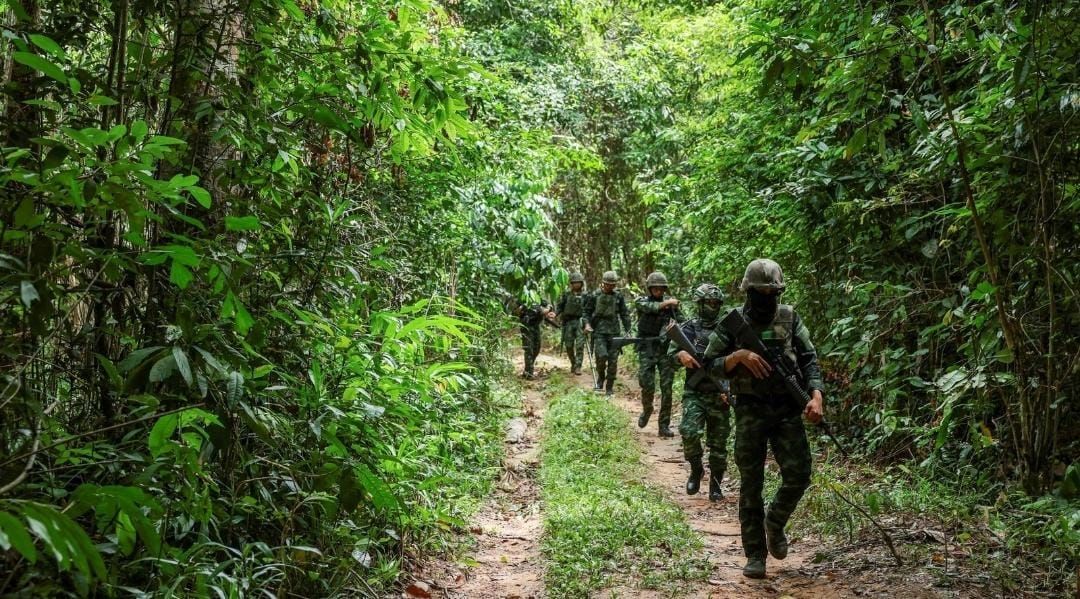 Militer Thailand berpatroli di area Chong Bok dekat perbatasan yang disengketakan dengan Kamboja. Foto arsip: Reuters <b>(Reuters)</b>