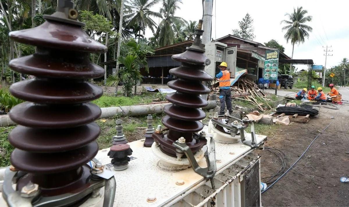 Petugas PT PLN memperbaiki jaringan listrik yang rusak akibat bencana hidrometeorologi di jalan lintas Bireuen-Takengon, Juli, Bireuen, Aceh, Rabu (3/12/2025). PT PLN (Persero) mengerahkan 500 orang teknisi dari berbagai unit di seluruh Indonesia unt <b>(Antara)</b>
