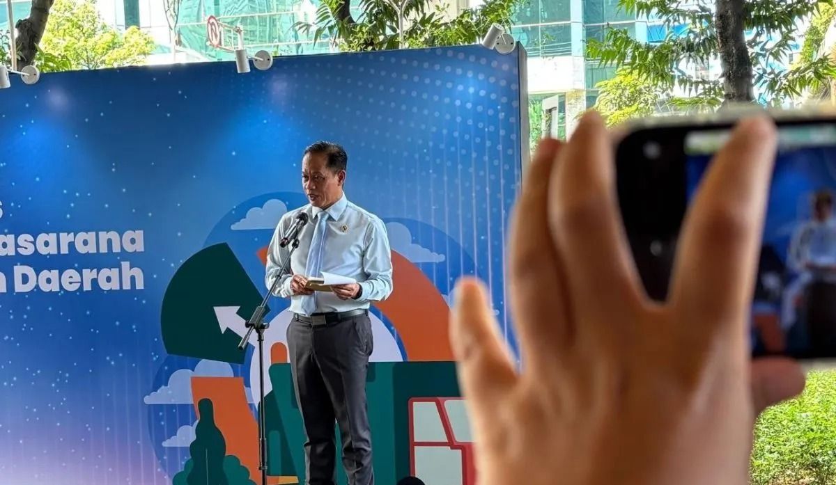 Menteri LH/Kepala BPLH Hanif Faisol Nurofiq memberikan sambutan saat acara pelepasan bantuan pascabencana Sumatera dan penyerahan batuan sarana prasarana pengelolaan sampah di Jakarta, Senin, 8 Desember 2025. ANTARA/Prisca Triferna <b>(Antara)</b>