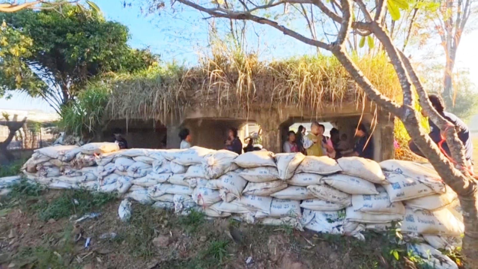 Orang-orang berlindung di bunker beton di provinsi Ubon Ratchathani,&nbsp;Thailand.